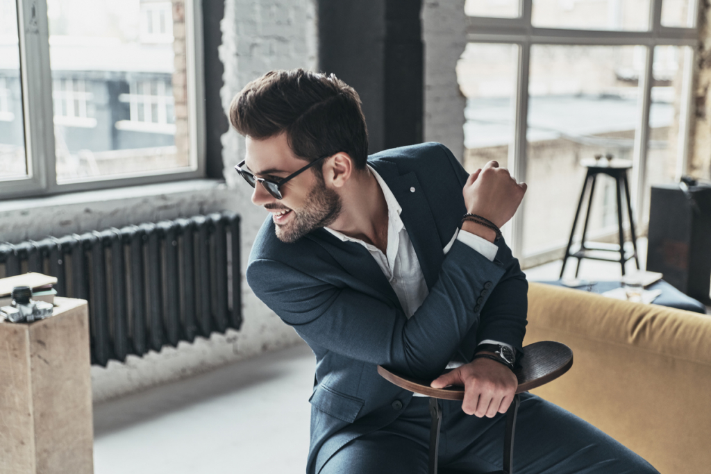 عليك تعويض غياب رابطة العنق بارتداء بعض الإكسسوارات الأخرى/ istock
