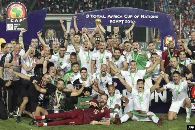 المنتخب الجزائري يحتفل بفوزه بكأس الأمم الأفريقية لعام 2019