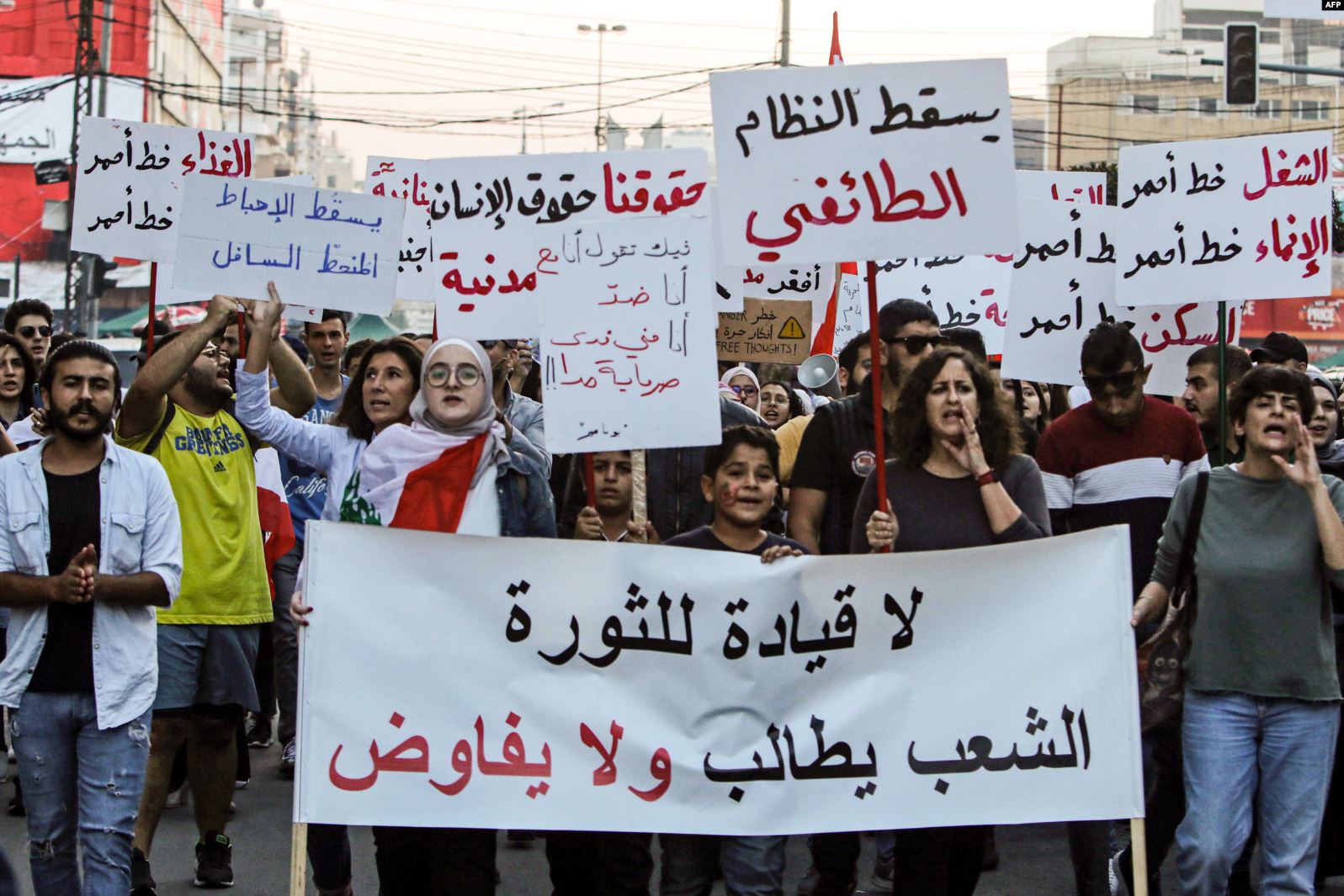حراك شعبي غير مسبوق في لبنان يستمر لإسقاط الطبقة السياسية الحاكمة