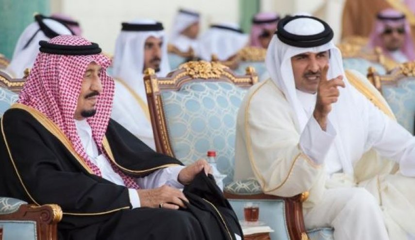 ملك السعودية وأمير قطر في لقاء سابق - أرشيف