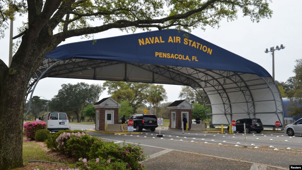 قاعدة بنساكولا الجوية التابعة لسلاح البحرية في ولاية فلوريدا