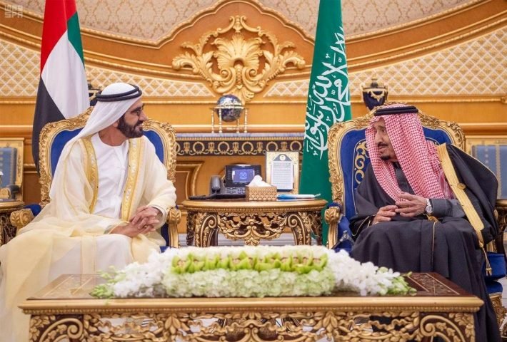 الملك سلمان والشيخ محمد بن راشد نائب رئيس دولة الامارات العربية المتحدة رئيس الوزراء حاكم دبي على هامش القمة