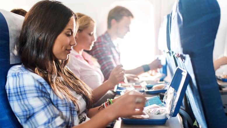 لا تتناول حبات الأكل التي تسقط فوق طاولة الطعام على متن الطائرة