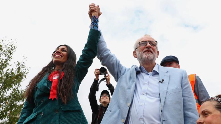 المرشحة فايزة شاهين لمجلس العموم البريطاني عن حزب العمال في سباق بشينغفورد في لندن (رويترز)