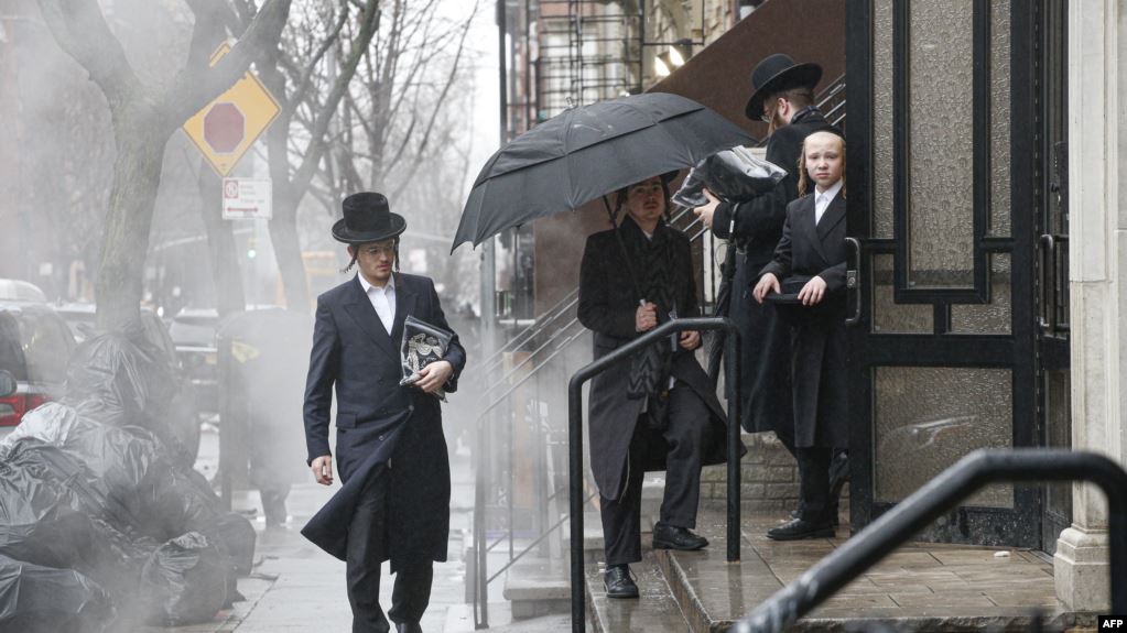 عدد من اليهود أمام كنيس في بروكلين- نيويورك