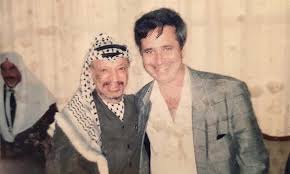المؤرخ الإسرائيلي ايلان بابيه مع الزعيم الفلسطيني الراحل ياسر عرفات
