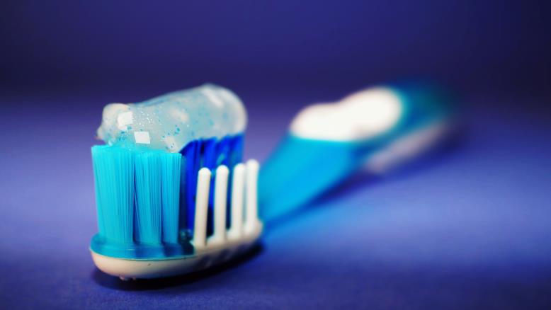 ننظف أسناننا يوميا دون تحفيز أو تفكير نظرا لأنه عادة، وهنا سر التغيير