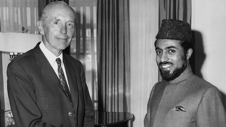 وزير الخارجية البريطاني دوغلاس هيوم مستقبلا السلطان قابوس في لندن عام 1973 (غيتي)