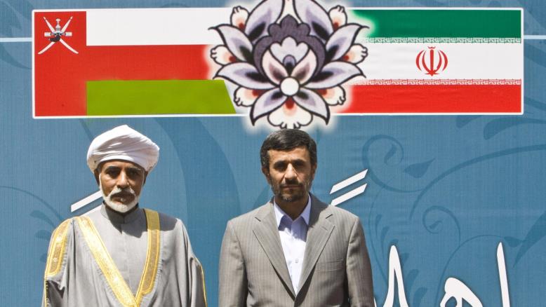 الرئيس الإيراني السابق أحمدي نجاد مستقبلا السلطان قابوس في طهران (رويترز-أرشيف)