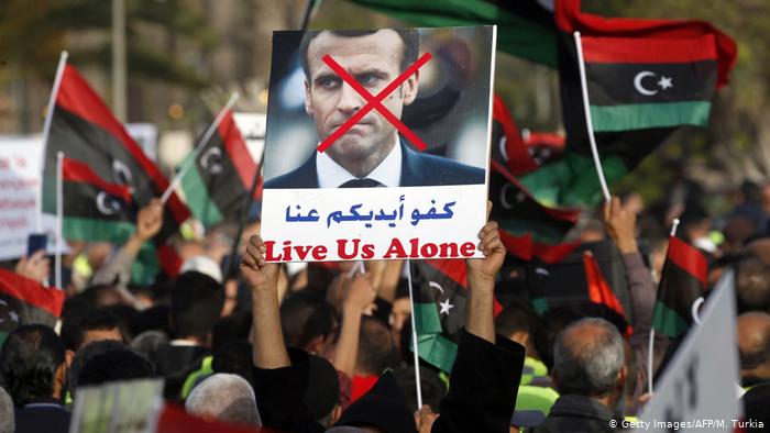  ليبيون يتظاهرون ضد دور فرنسا في ليبيا 