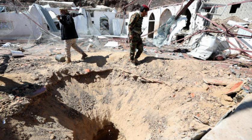 ثقب واسع ناجم عن الصاروخ الحوثي الذي استهدف مسجدا بقاعدة عسكرية في مأرب الأسبوع الماضي (رويترز)