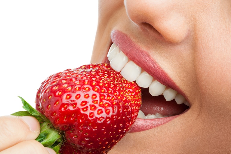 وصفة الفراولة لتبييض الأسنان