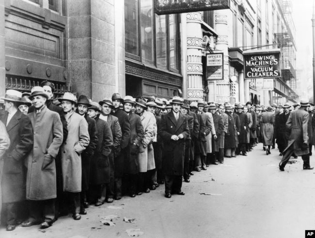 صف من العاطلين عن العمل في نيويورك خلال فترة الكساد الكبير - 24 نوفمبر 1933