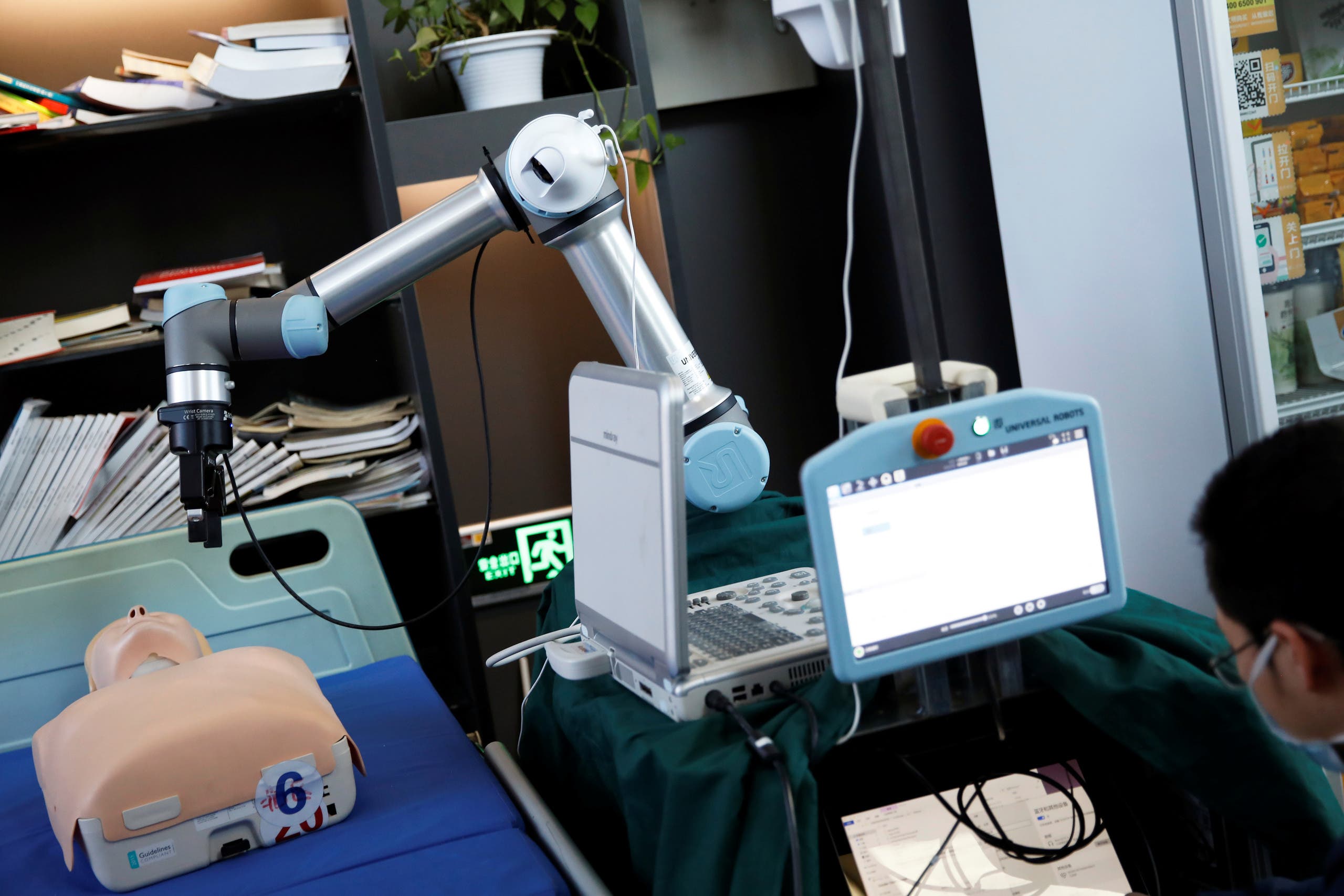 استخدام الروبوت في الكشف على المصابين بفيروس كورونا