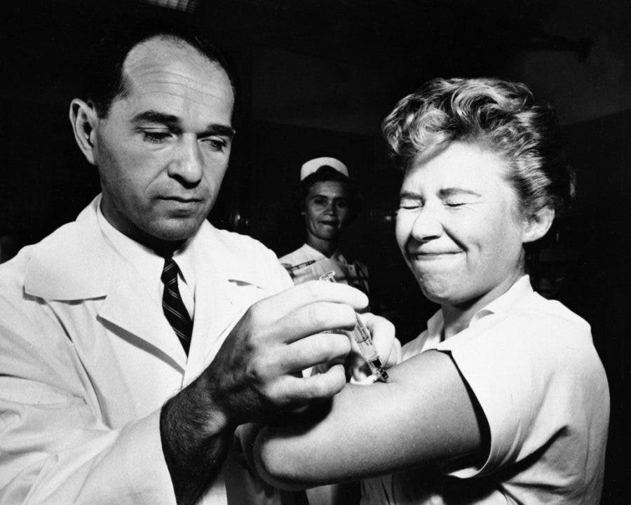 صورة لإحدى عمليات التطعيم ضد الأنفلونزا