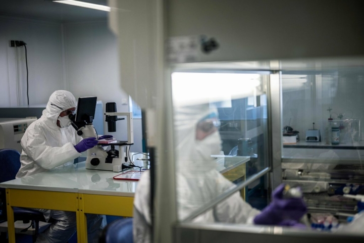علماء يعملون في مختبر جامعة VirPath في ليون ، فرنسا ، لإيجاد علاج فعال ضد الفيروس التاجي/ رويترز