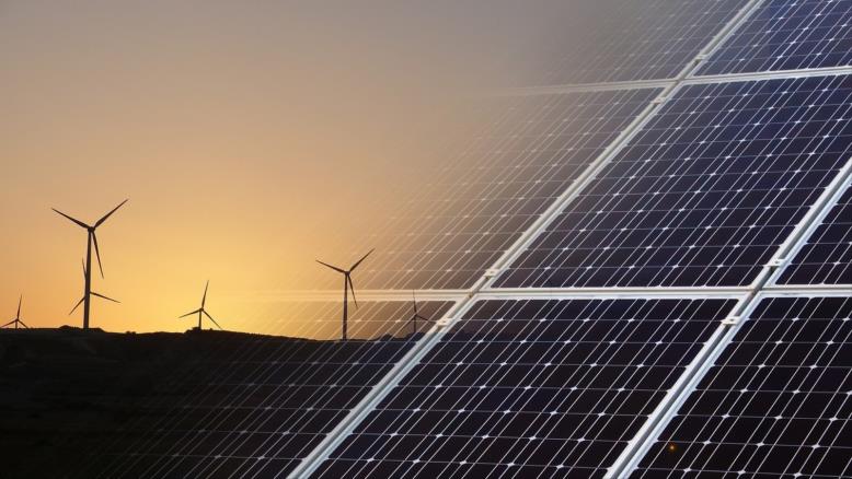 مصادر الطاقة المتجددة توفر العديد من الفوائد الاقتصادية والبيئية (بيكسابي)