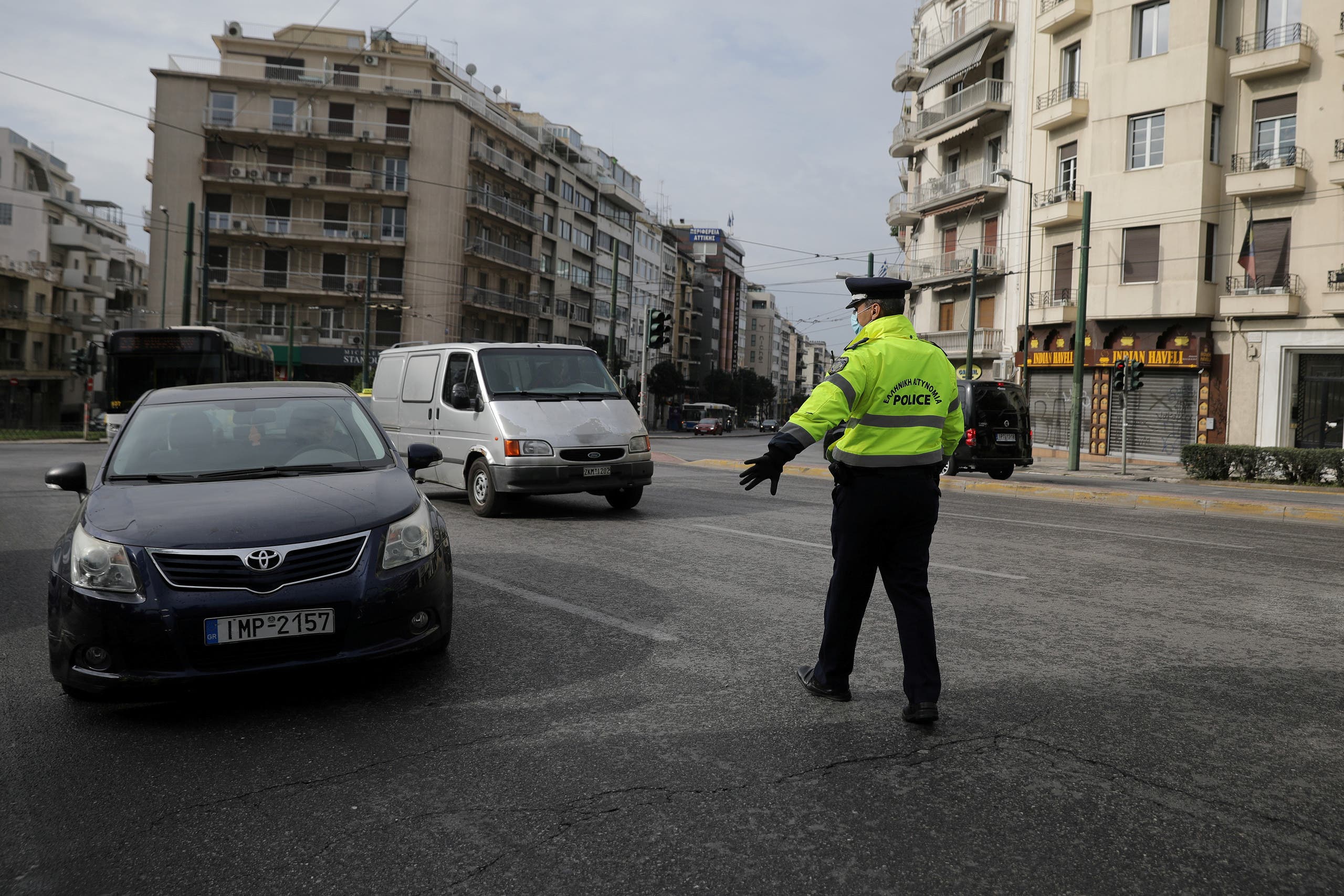 الشرطة في اثينا تراقب منع التجول وتفص مبررات من يخرقه