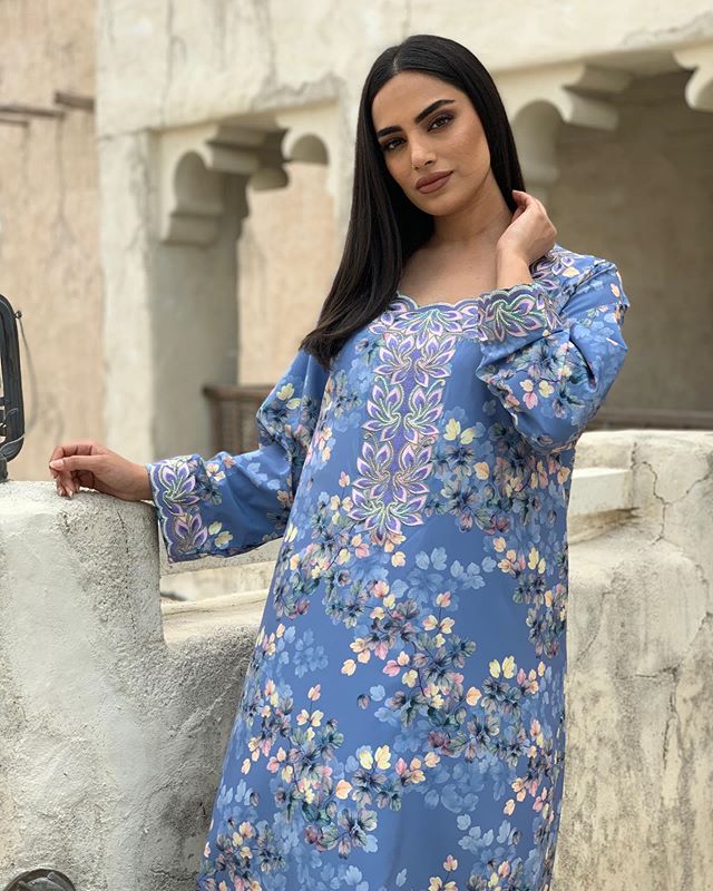 الجلاليب الواسعة مع رسومات الورود