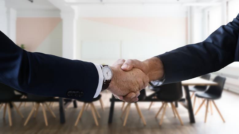 تشير الأبحاث إلى أن السلطة تجعل الناس أكثر عرضة للتصرف بطريقة تتوافق مع أهدافهم (بيكسايي)