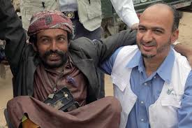 محمد الحجاجي رئيس منظمة بيور هاندز مع أحد المستحقين في اليمن