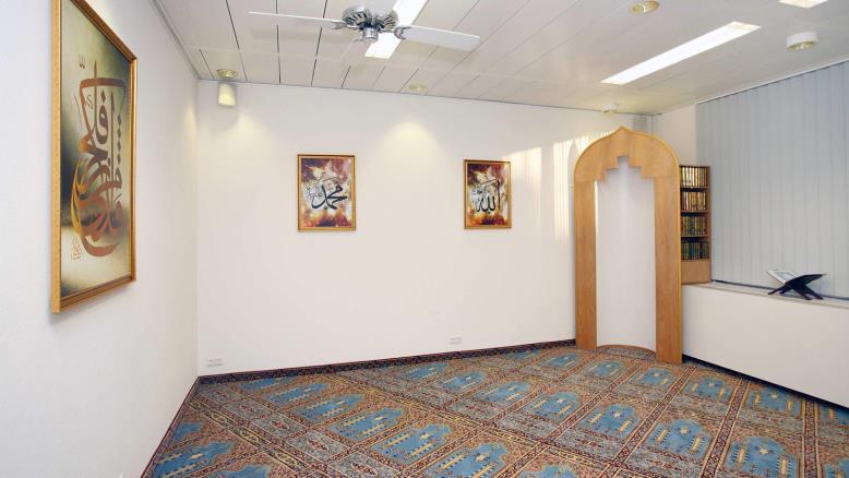 الزاوية المخصصة يجب أن تحتوي على إضاءة خافتة وسجادة للصلاة مع بعض اللوحات الدينية 