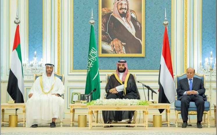 ولي عهد أبوظبي وولي العهد السعودي ورئيس اليمن لدى مراسم التوقيع على اتفاق اليمن في الرياض