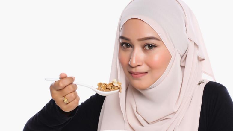 يجوز للمرأة أن تتذوق الطعام دون بلعه
