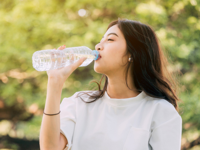 شرب الماء يساعد في تعزيز نضارة البشرة ولمعان الشعر (مواقع التواصل)