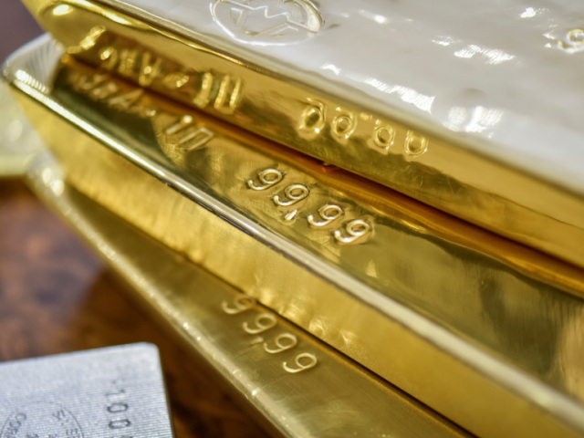 سعر الذهب بلغ اليوم الاثنين نحو 1726 دولارا للأوقية (رويترز)