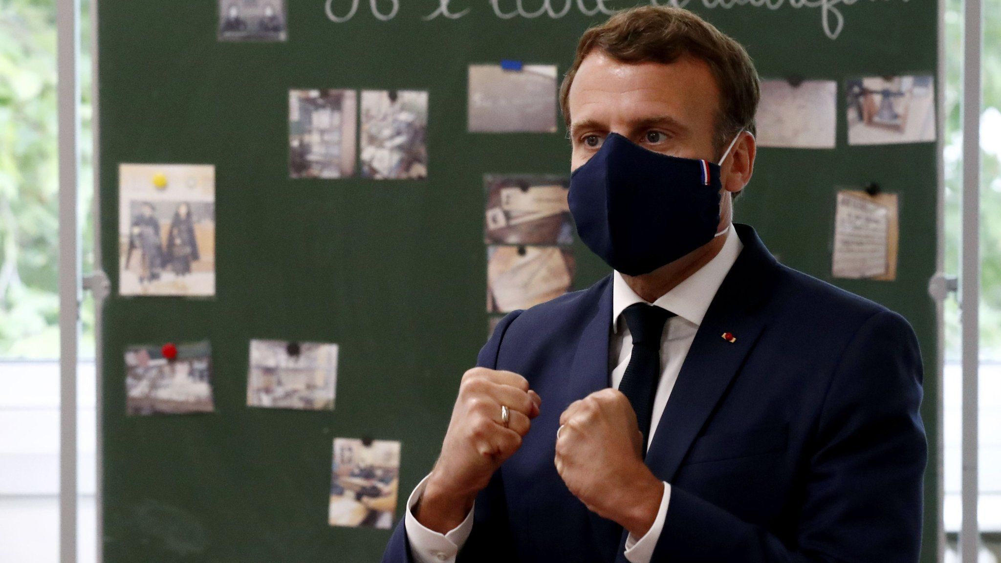 الرئيس الفرنسي يرتدي القناع