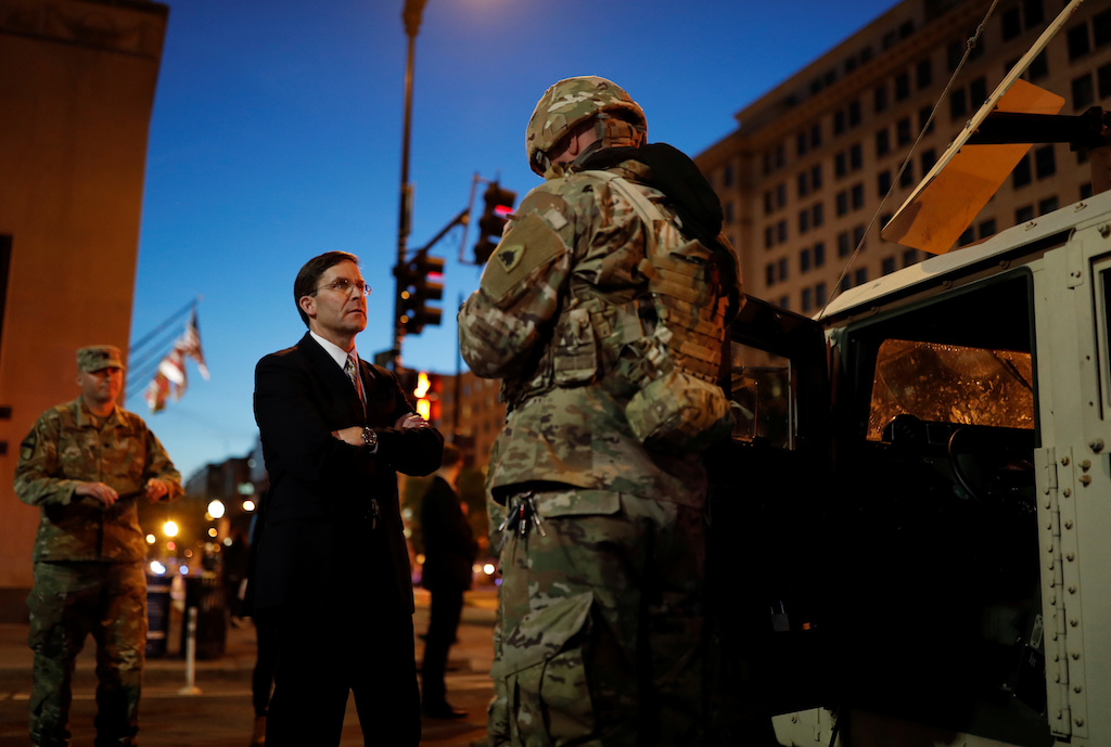    وزير الدفاع الأمريكي، مارك إسبر رفقة عناصر الحرس الوطني خلال الاحتجاجات