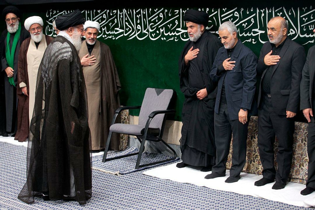 مرشد الثورة الإيرانية على خامنئي مع الزعيم الشيعي مقتدى الصدر وقائد فيلق القدس الراحل قاسم سليماني