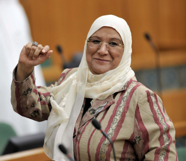 معصومة المبارك عينت أول وزيرة كويتية في تاريخ البلاد عام 2005