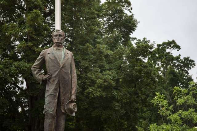 تمثال لرئيس الاتحاد الكونفدرالي جيفرسون ديفيس بولاية فيرجينيا (الفرنسية)