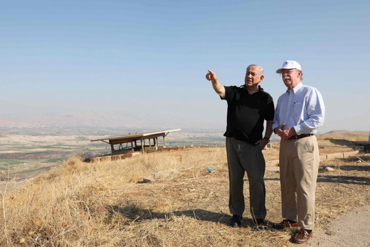 نتنياهو يطلع مستشار الأمن القومي الأميركي السابق جون بولتون على أهمية غور الأردن الاستراتيجية بالنسبة لإسرائيل خلال جولة لهما هناك