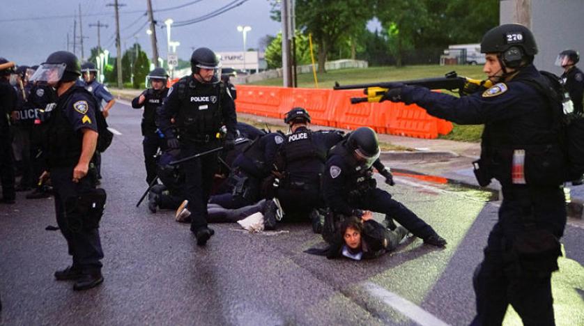 الشرطة تعتقل محتجاً خلال مظاهرة ضد العنصرية بولاية ميزوري أول من أمس (رويترز)