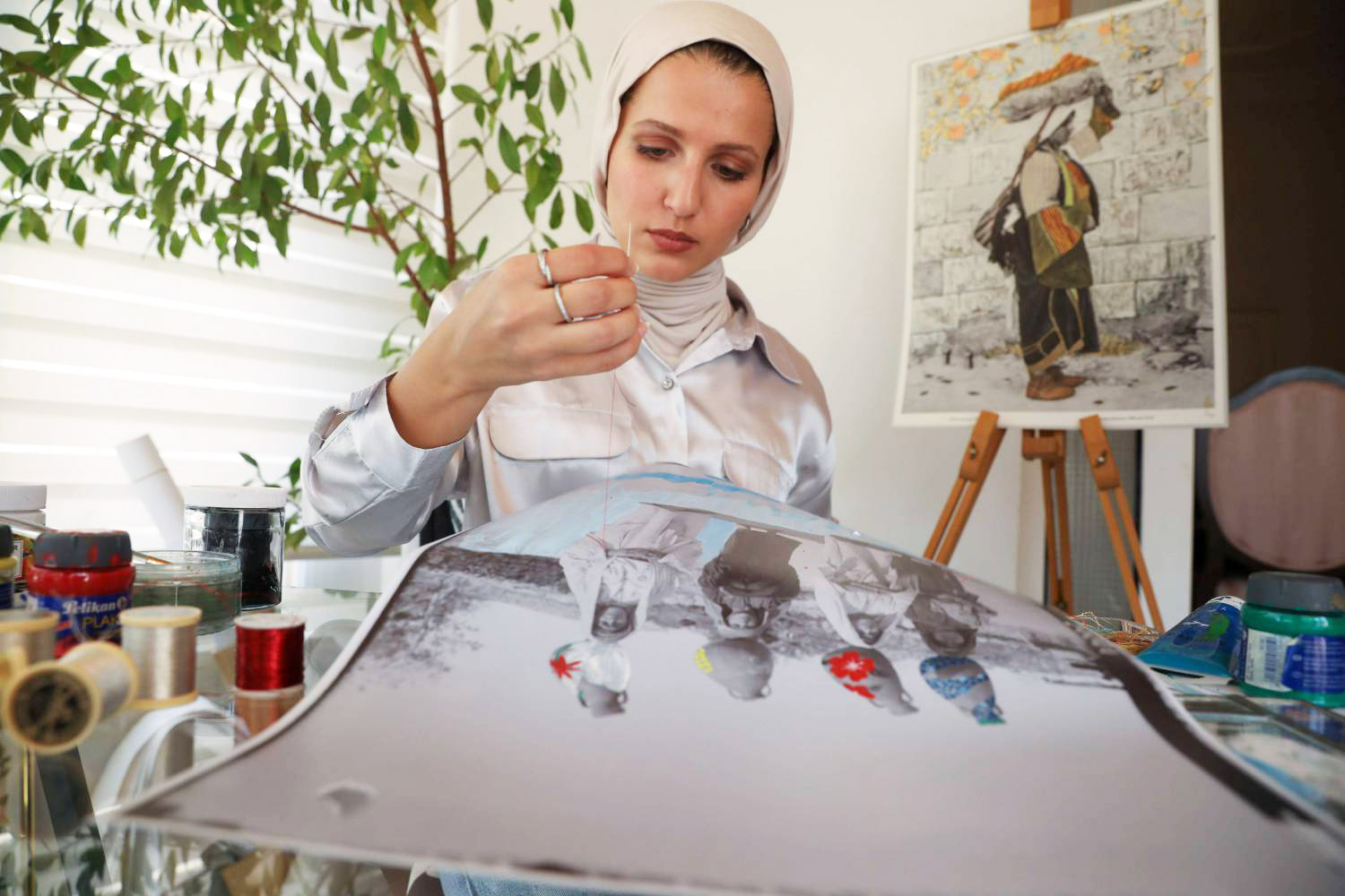 الفنانة الأردنية دانا برقاوي ترسم من المنزل