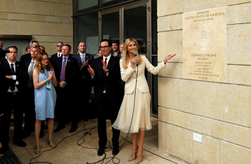 إيفانكا ترامب وهي تفتتح السفارة الأمريكية في القدس