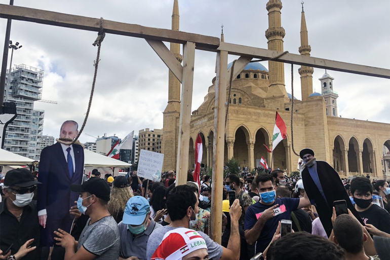 علق بعض المتظاهرين دمى لنصر الله على حبل المشنقة 