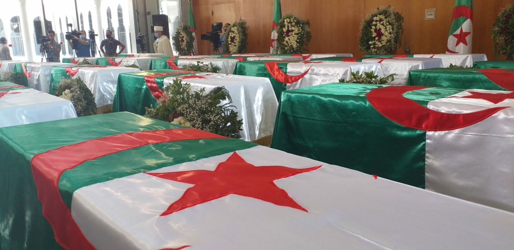 رفات جثامين الثوار الجزائريين بعد عودتها للجزائر من فرنسا