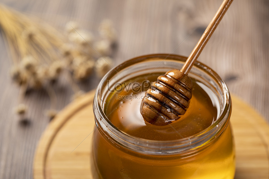 دراسة بريطانية تؤكد أن العسل أكثر فاعلية من المضادات الحيوية لعلاج البرد والسعال