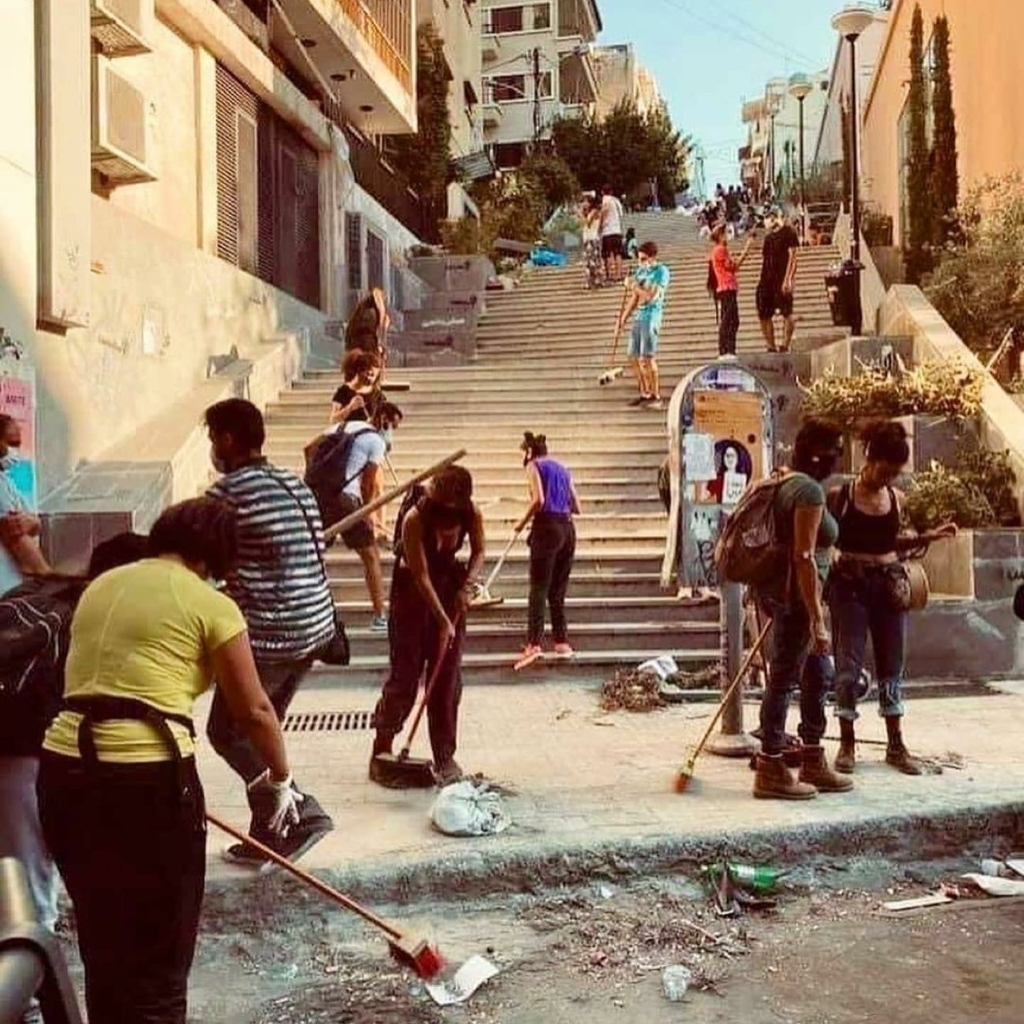 شباب لبنانيون يقومون بتنظيف الشواراع من مخلفات انفجار بيروت الكارثي