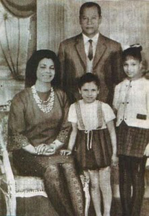 نجيب محفوظ وأسرته