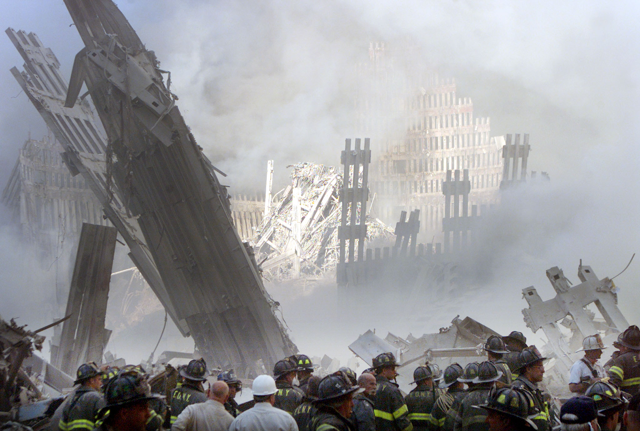 رجال إطفاء أثناء محاولتهم البحث عن ناجين تحت حطام مبنيي مركز التجارة العالمي في نيويورك
