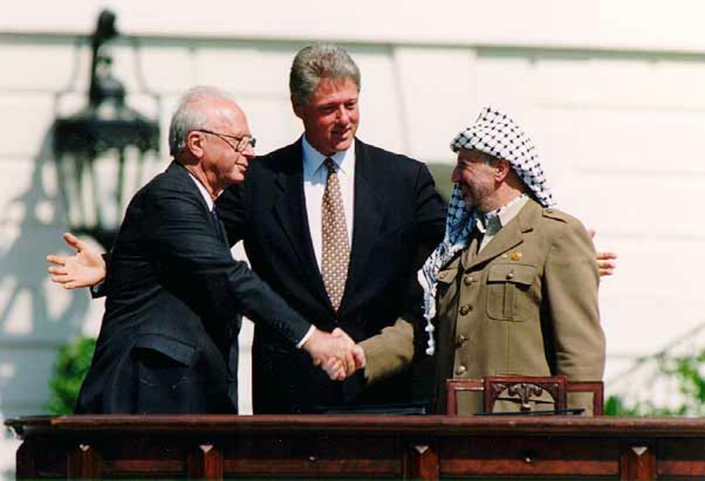  9 اتفاقيات سياسية واقتصادية وأمنية وقَّعتها منظمة التحرير الفلسطينية مع إسرائيل على مدار 27 عاماً/ توقيع أوسلو 1993