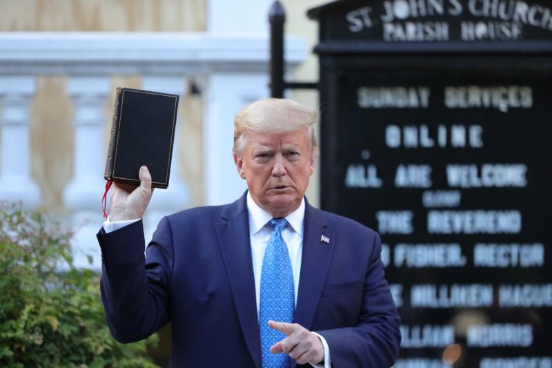الرئيس الأمريكي دونالد ترامب وهو يحمل الكتاب المقدس