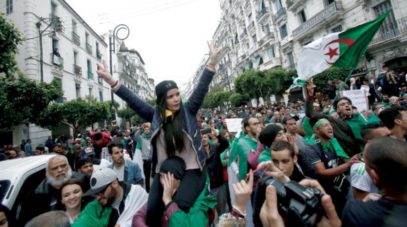 صورة أرشيفية لمظاهرة تطالب برحيل النظام وسط العاصمة الجزائر (رويترز)