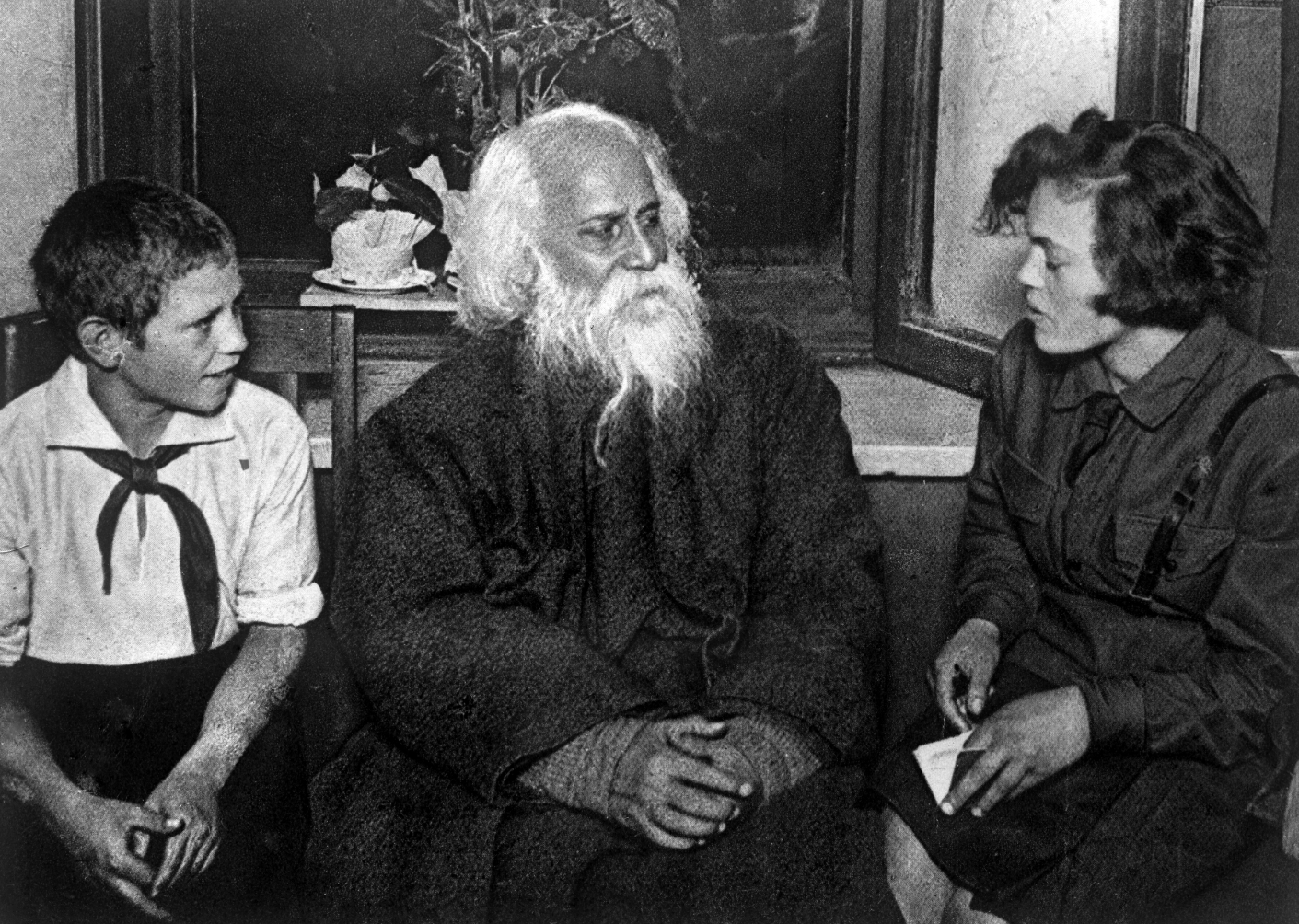  (طاغور مع طلاب مدارس في الاتحاد السوفييتي، أيلول/سبتمبر 1930)