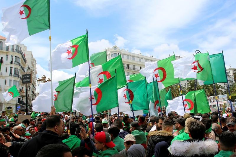الجراك الجزائري توقف بسبب كورونا